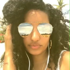 Meet your Posher, Crystal